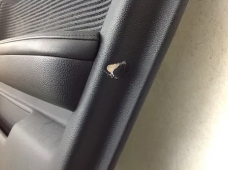 ドアの内張りのシートベルト傷リペア